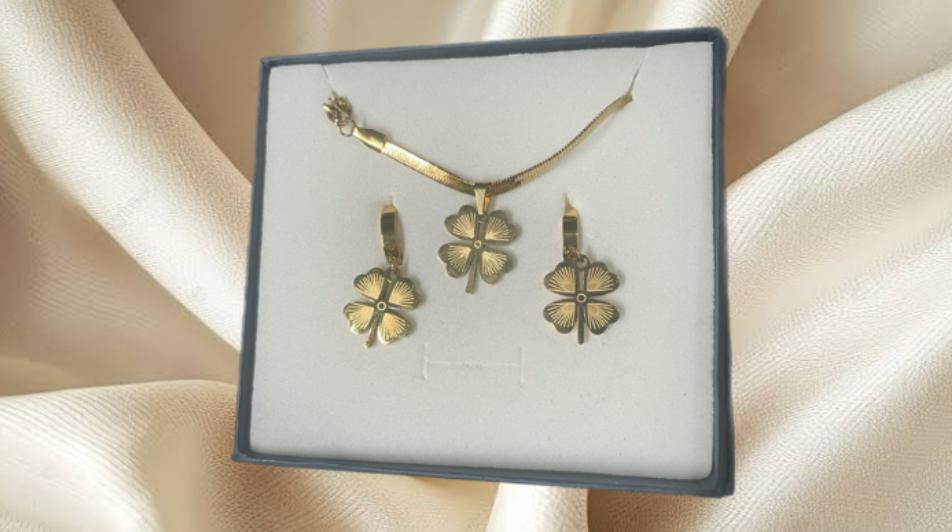 COLLAR CON DIJE Y ARETES DE TREBOL DORADO