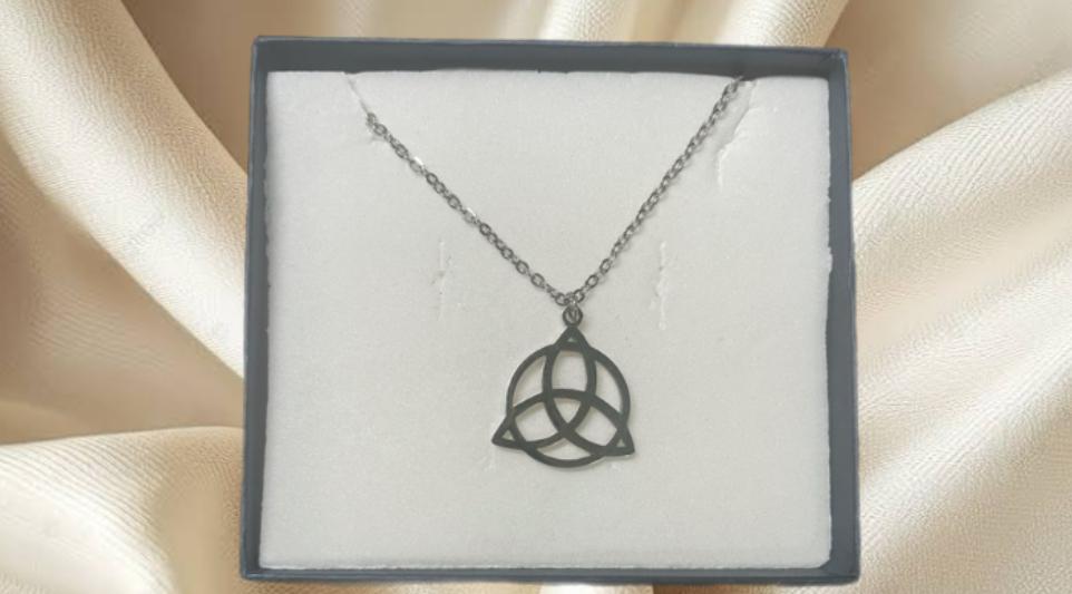 CADENA CON DIJE NUDO DE BRUJA