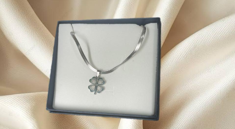 CADENA CON DIJE DE TREBOL DORADO