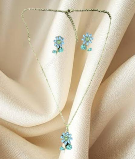 CONJUNTO DE JOYERIA FLORAL Y DE HOJAS CON INCRUSTACIONES DE ACRILICO