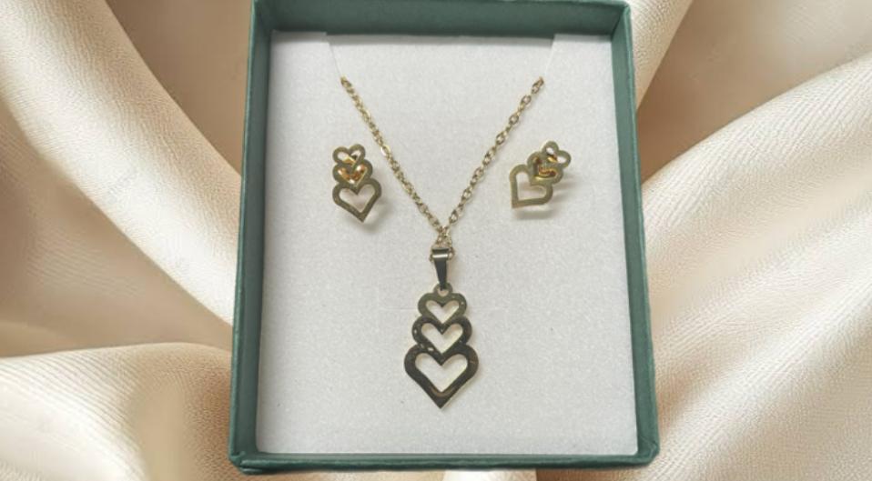 CONJUNTO DE COLLAR Y PENDIENTES DE ACERO DORADO CON COLGANTE DE CORAZON
