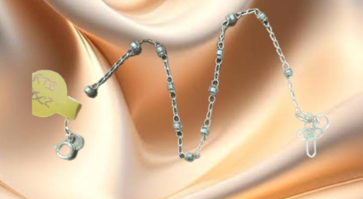 RELICARIO TEJIDO DE BOLITAS DIAMANTADAS Y DIJE DE CRUZ