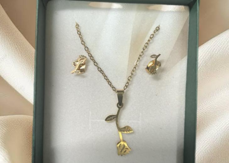 JUEGO DE CADENA CON DIJE Y ARETES DE ROSA