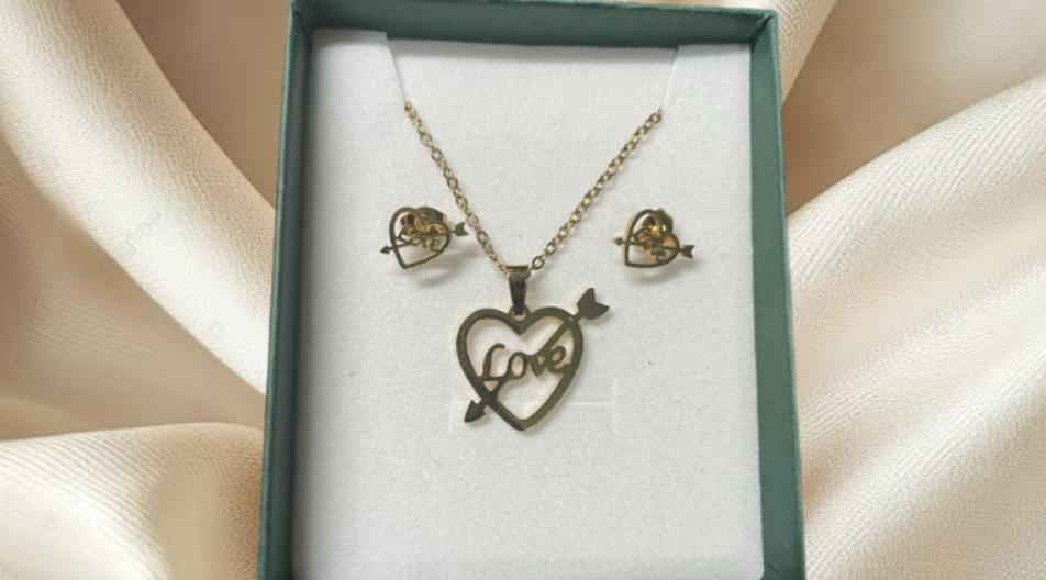 JUEGO DE CADENA CON DIJE Y ARETES DE LOVE